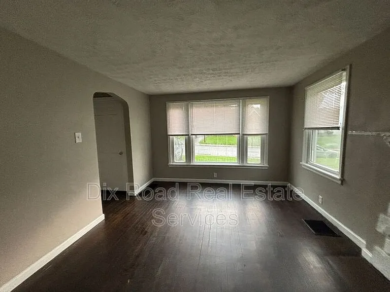 144 Niagara Ave — Photo 7