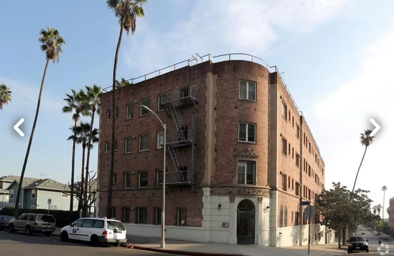2500 S Hobart Blvd — Photo 1