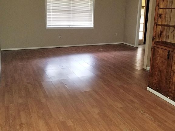 3rd image of 14 Pine Hill Dr