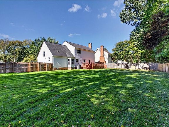 2nd image of 828 Woodrow Ct