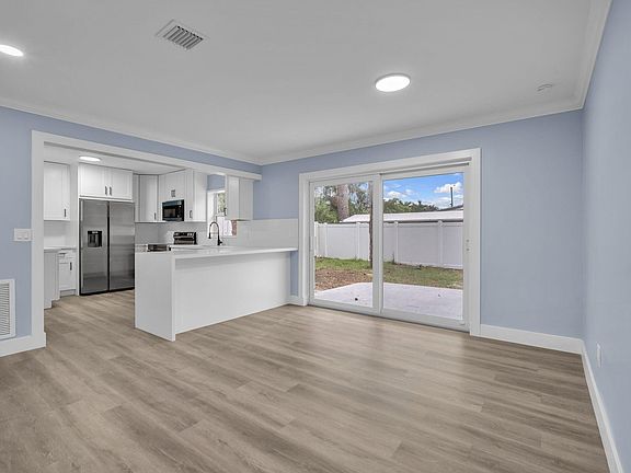 3rd image of 4630 NE 5TH Terrace