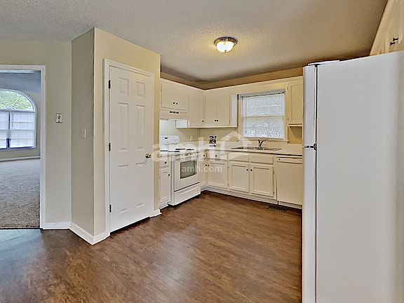 3rd image of 1300 Summit Point Ln
