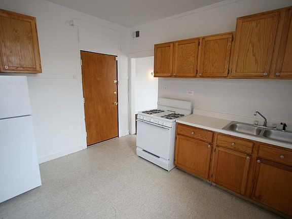2nd image of 925 E 46th St #2W