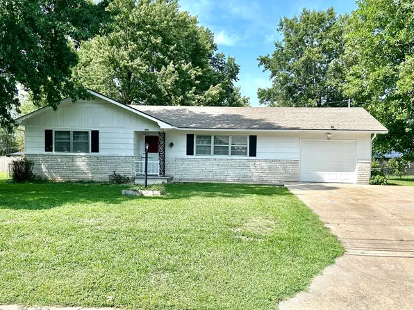 1403 E Division Street, Bolivar, MO 65613