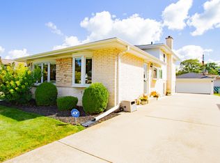 2053 Locust St, Des Plaines, IL 60018