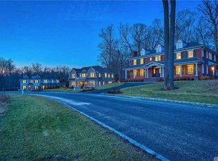 112 Plymouth Ct, Manhasset, NY 11030