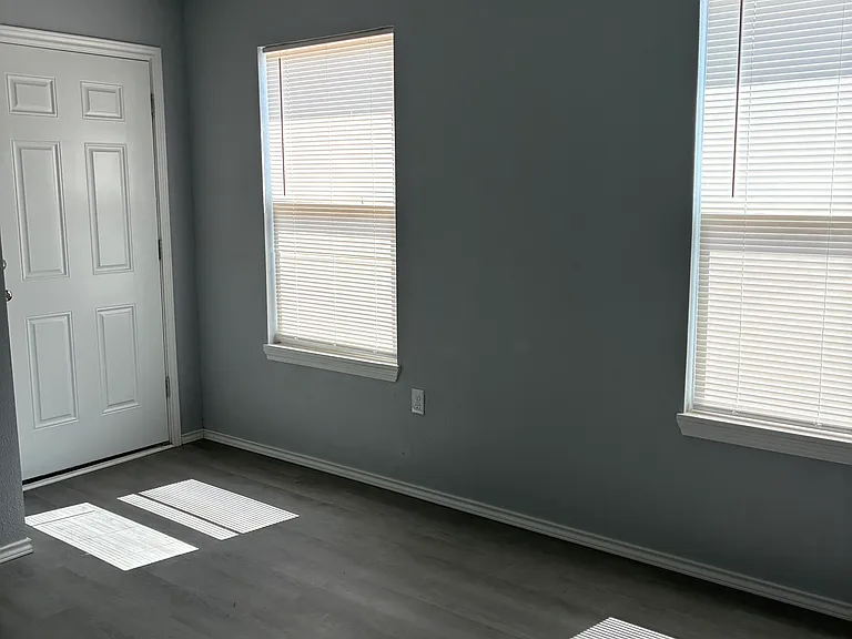 2028 S Avenue I #C — Photo 2