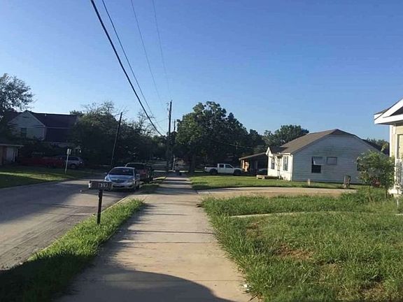 Exterior Neighborhood (street photo)