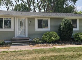 969 7th St #B, Menasha, WI 54952