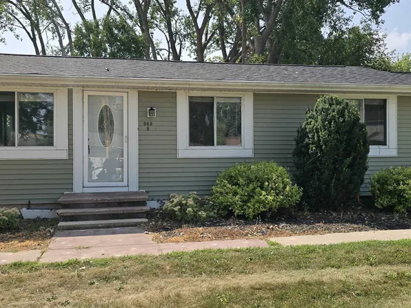969 7th St #B, Menasha, WI 54952