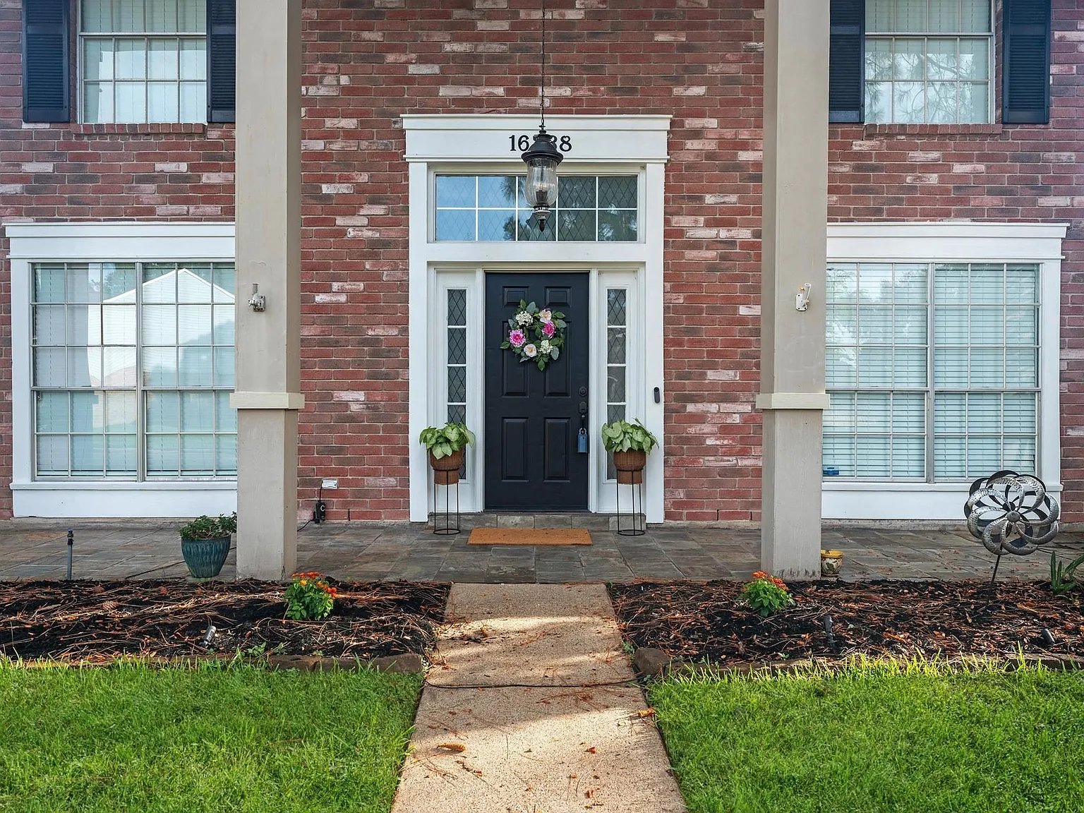4 bed, 2.5 bath, 2360 sqft, $2,395 — Photo 2