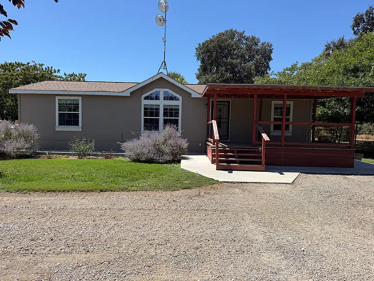 23409 Hamilton Ave — Photo 1