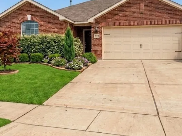 1100 Flatwater Trl, Crowley, TX 76036