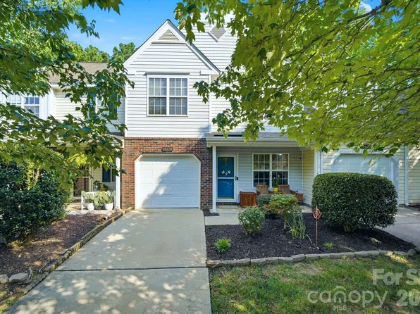 10631 Sleigh Bell Ln, Charlotte, NC 28216
