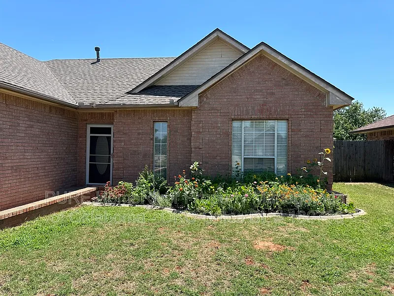 3 bed, 2.0 bath, 1359 sqft, $1,395 — Photo 3