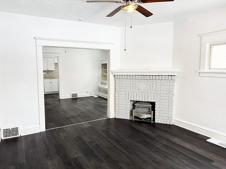 3 bed, 1.0 bath, 1200 sqft, $1,300 — Photo 20