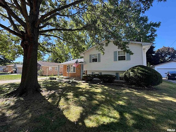 2nd image of 1084 Sweetbriar Pl