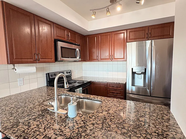 60 Fairfax Cres #425 — Photo 8
