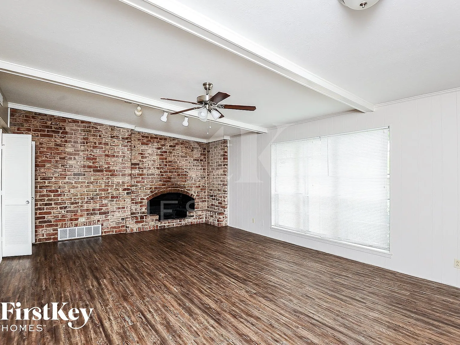 3 bed, 2.0 bath, 1954 sqft, $2,455 — Photo 2