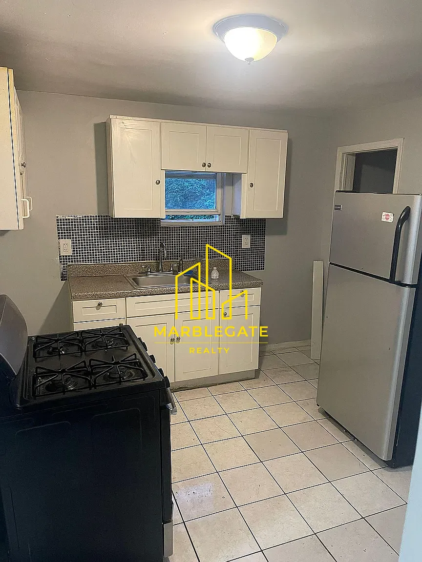3 bed, 1050 sqft, $1,875 — Photo 2