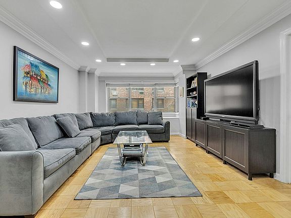 3rd image of 211 E 53rd St APT 3C
