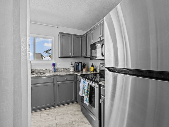 3rd image of 3860 Chimney Creek Dr