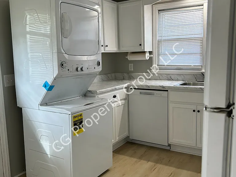 475 Virgil Ave — Photo 8
