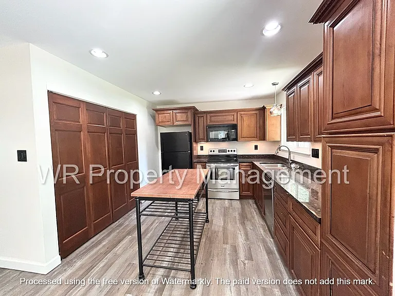 7076 Middlebury Dr — Photo 10