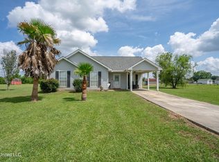 16 Hawthorne Rd, Picayune, MS 39466