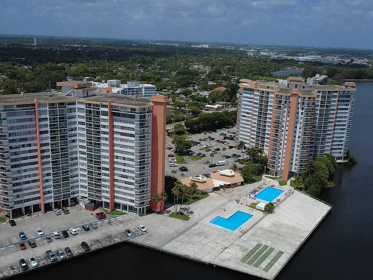 1351 NE Miami Gardens Dr #422 — Photo 31