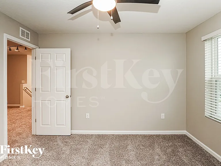 924 Ambergate St — Photo 6