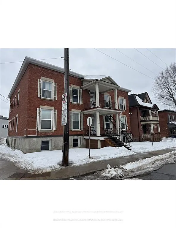 Building Photo - 135 Concord St S #3