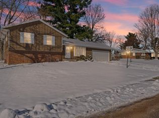 411 Weathering Dr, Mahomet, IL 61853