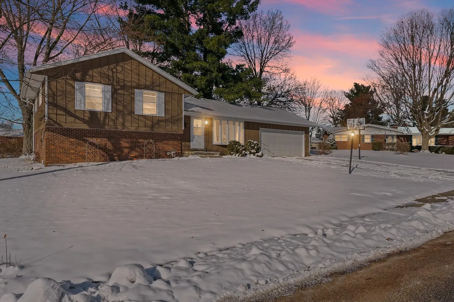 411 Weathering Dr photo 1