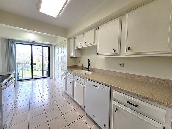 3rd image of 250 W Parliament Pl APT 307