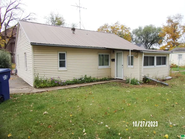 610 11th St, Hawarden, IA 51023