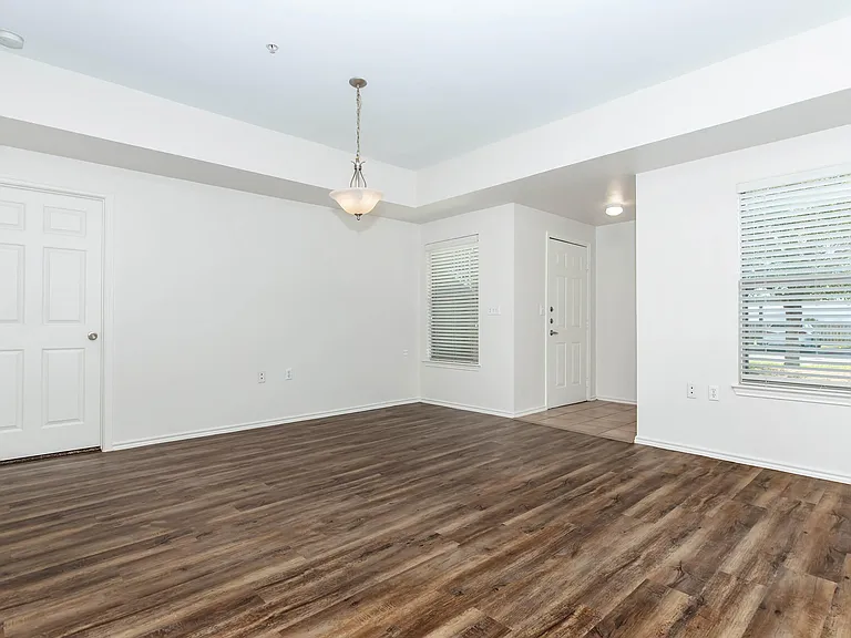 San Pedro Apartments — Photo 46