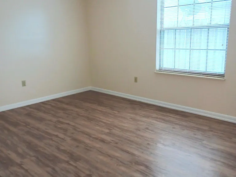 582 Moull St — Photo 20