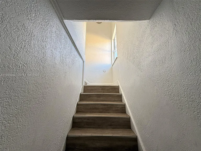 236 SW 10th Ave #B — Photo 9