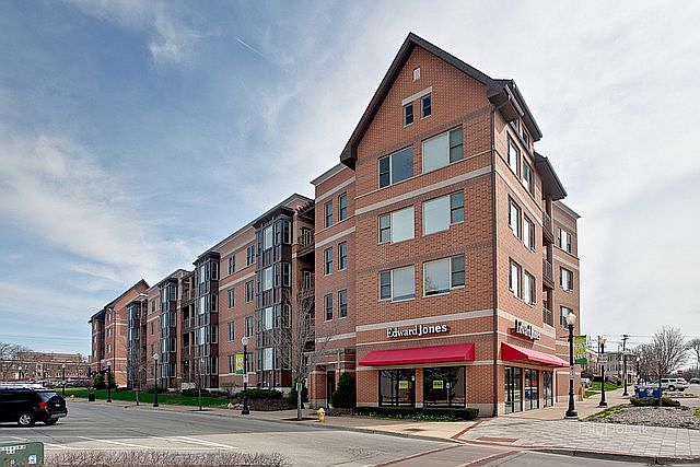 1st image of 930 Curtiss St Unit 101