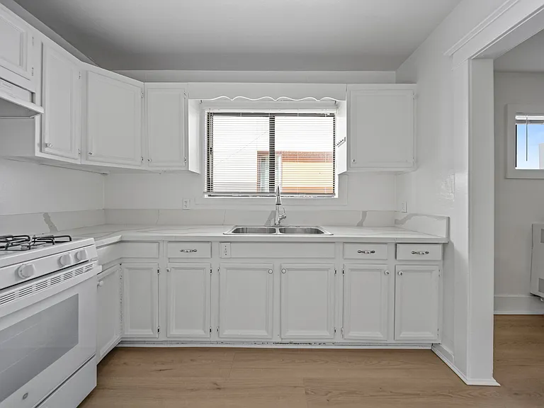1033 N Edgemont St #1/2 — Photo 15
