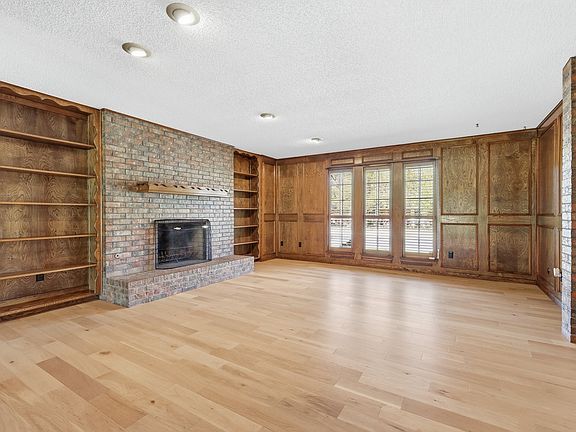 3rd image of 716 Sugar Tree Ct