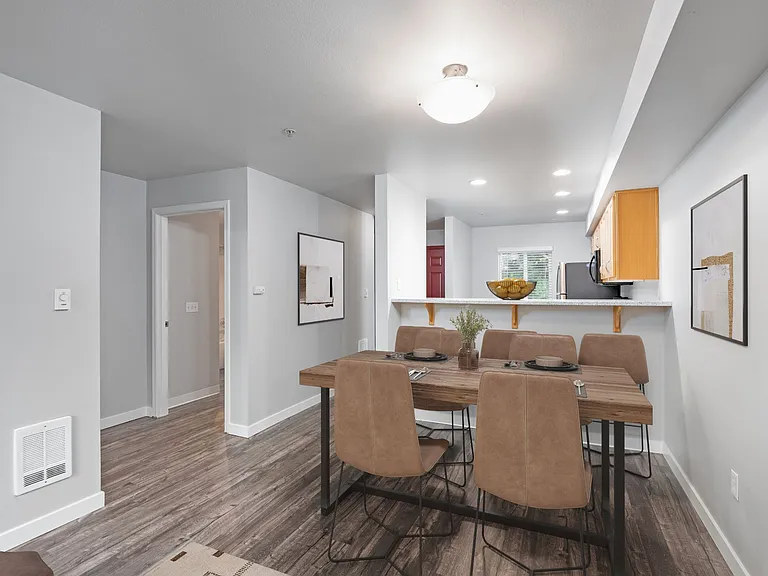 1x1 - 663 SF - Dining Area
