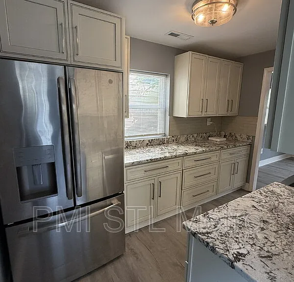 528 Royal Ave — Photo 9