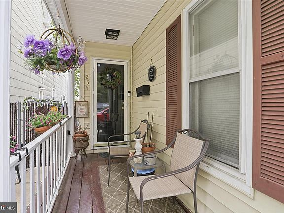 4th image of 254 W Queen St