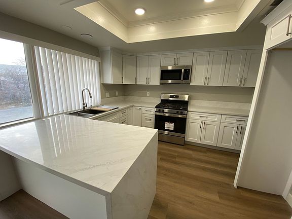 2nd image of 702 W Avenue H6