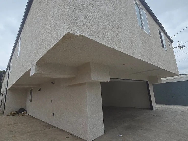 33(835E) — Photo 6