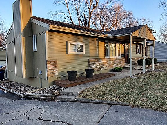 2nd image of 217 NE Eastridge St