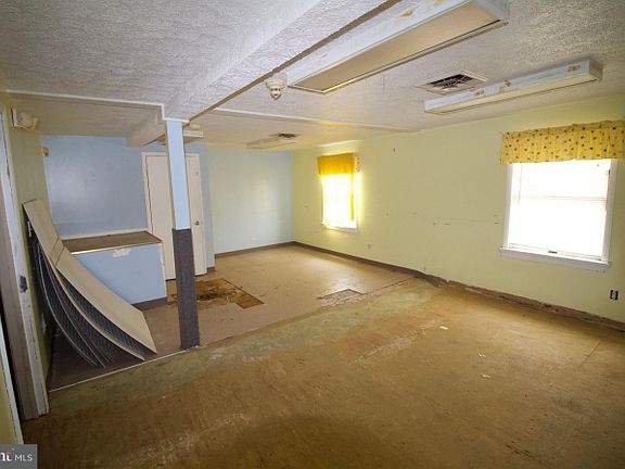 5th image of 2124 Nuttal Ave