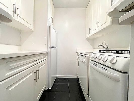 4th image of 236 E 74th St #1C